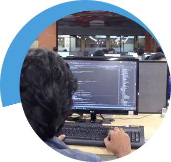 Sviluppatore software che lavora in Estatic Infotech