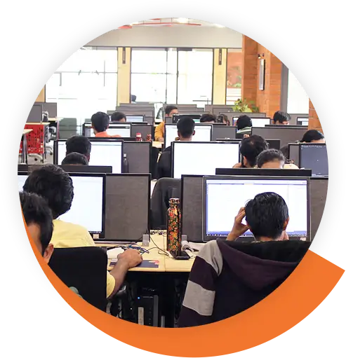 desenvolvedores trabalhando no escritório da Estatic Infotech