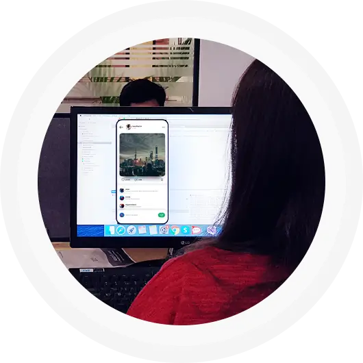 sviluppatori che lavorano allo sviluppo di app mobile